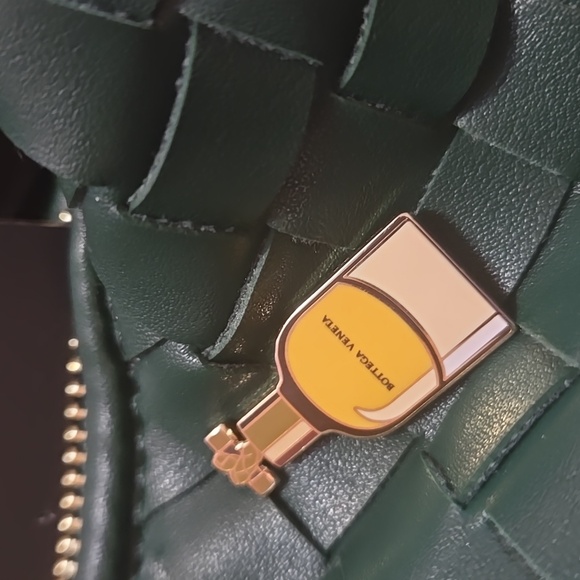 Macy's NWT  Green Hand tote with auth Bottega Veneta Pins - Picture 4 of 12